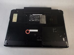 Langkah 1 — Matikan Laptop dan Buka Tutup Bawah