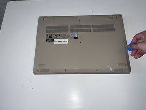 Langkah 2 — Melepas Panel Bawah Laptop