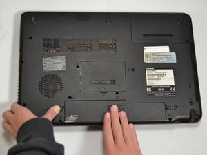 Langkah 3 — Angkat baterai dan siapkan hard drive baru
