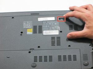 Langkah 1 — Matikan Laptop dan Buka Panel Belakang