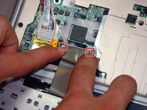 Langkah 4 — Buka Konektor ZIF dan Lepaskan Kabel Speaker