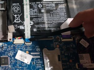 Langkah 3 — Melepas Kabel Keyboard