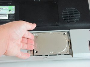Langkah 5 — Angkat Hard Drive dan Pindahkan ke Tempat Baru