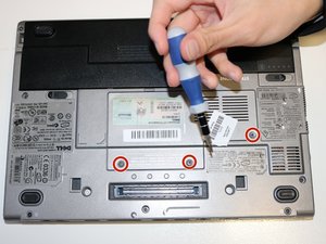 Langkah 2 — Buka Panel Belakang Laptop