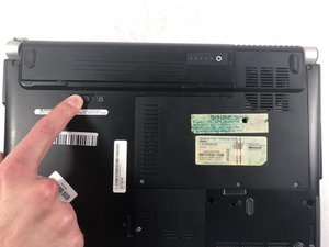 Langkah 2 — Buka Panel Belakang Laptop