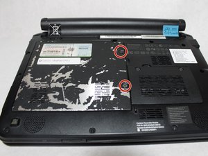 Langkah 2 — Mengakses Panel Bawah Laptop