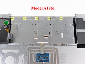 Langkah 10 — Lepaskan Kunci Penjepit Keyboard