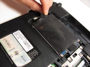 Langkah 3 — Angkat Hard Drive dari Bay