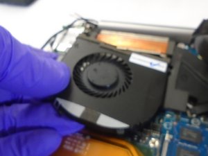 Langkah 4 — Mengangkat Kipas dari Motherboard