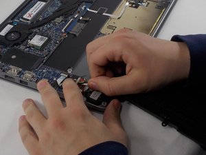 Langkah 4 — Lepaskan Kabel dan Angkat Baterai