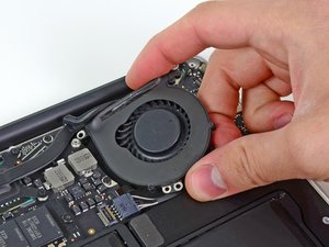 Langkah 4 — Lepaskan Kabel Fan