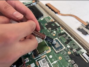 Langkah 6 — Memasang heat sink baru