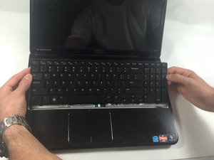 Langkah 4 — Lepaskan Keyboard
