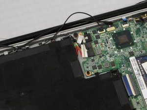 Langkah 4 — Mengakses dan Melepas Sekrup Keyboard