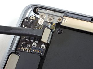 Langkah 3 — Lepaskan Casing Bawah