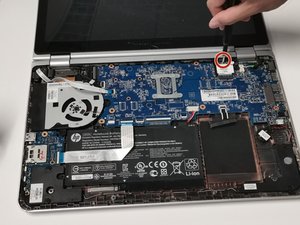 Langkah 4 — Lepaskan Sekrup yang Mengunci Motherboard