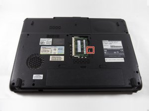 Langkah 3 — Lepaskan Optical Drive dari Soketnya