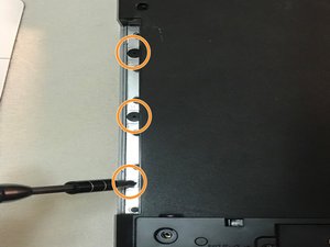 Langkah 5 — Mengeluarkan Kabel Speaker