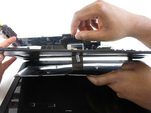 Langkah 7 — Lepaskan Kabel Keyboard