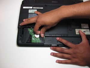 Langkah 2 — Lepaskan Hard Drive Lama