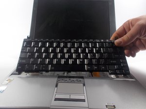 Langkah 6 — Melepas Kabel Keyboard
