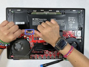 Langkah 2 — Mengeluarkan Baterai