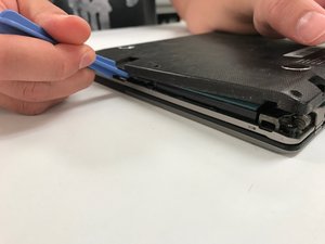 Langkah 2 — Membuka Casing Laptop