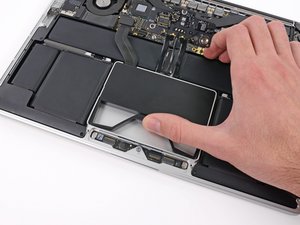 Langkah 2 — Lepaskan Kait Penjepit SSD Tray