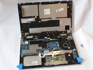 Langkah 4 — Lepaskan Baterai dan Sekrup Penahan Trackpad