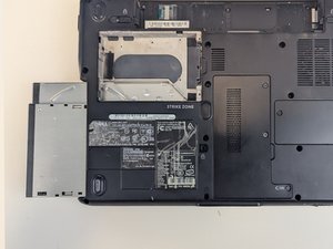 Langkah 4 — Lepaskan CD Drive