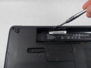 Langkah 2 — Menghilangkan Screws Baterai