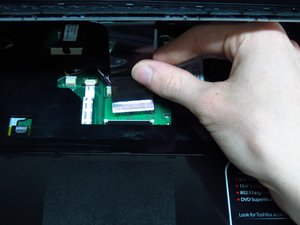 Langkah 6 — Lepaskan Sekrup dan Angkat Motherboard