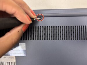 Langkah 1 — Membuka Casing Bawah Laptop