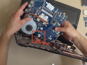 Langkah 8 — Buka Fan dan Bersihkan Heat Sink