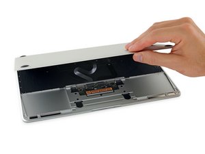 Langkah 7 — Lepaskan kabel trackpad dari frame