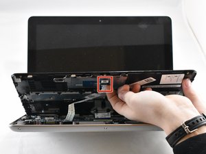 Langkah 6 — Lepaskan Kabel Keyboard