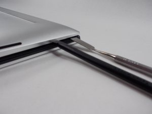 Langkah 2 — Buka Casing Laptop dengan Hati-hati