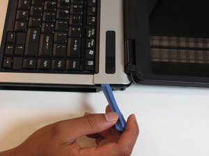 Langkah 2 — Buka Panel Keyboard dengan Spudger Plastik