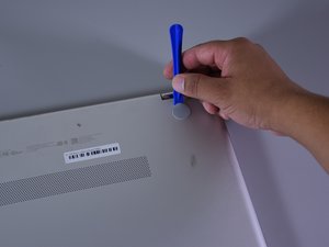 Langkah 1 — Buka bagian bawah laptop