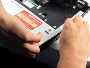 Langkah 6 — Buka Casing Laptop