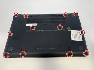 Langkah 1 — Membuka Tutup Bagian Bawah Laptop
