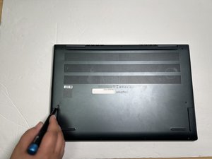 Langkah 1 — Membuka Bagian Belakang Laptop