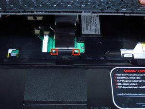 Langkah 6 — Lepaskan Sekrup dan Angkat Motherboard