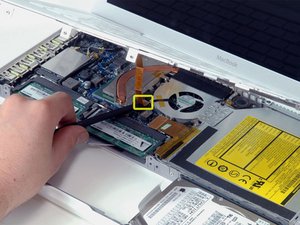 Langkah 8 — Lepaskan Kabel Trackpad dan Keyboard