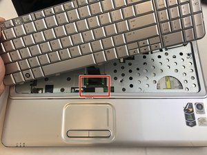 Langkah 11 — Lepaskan Kabel Keyboard