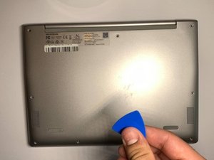 Langkah 2 — Lepaskan Panel Bawah dan Buka Koneksi Keyboard