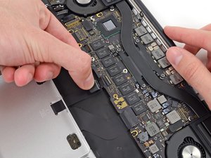 Langkah 5 — Lepaskan Kabel Trackpad
