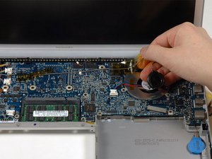 Langkah 10 — Mengangkat Kabel Speaker