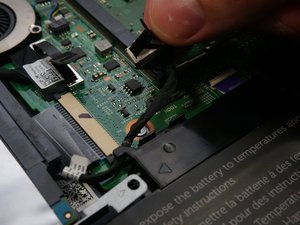 Langkah 2 — Menghubungkan Kabel Hard Drive