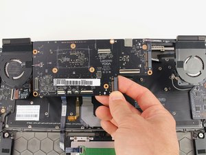 Langkah 7 — Angkat Motherboard